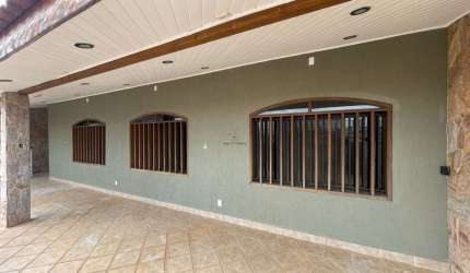 Casa para venda em Vila Barão de 420.00m² com 3 Quartos, 1 Suite e 4 Garagens