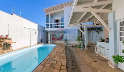Casa para venda em Vila Queiroz de 211.50m² com 3 Quartos, 1 Suite e 2 Garagens