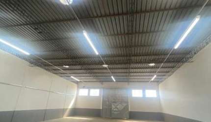 Galpão / Depósito / Armazém para alugar em Chácaras Reunidas de 550.00m²