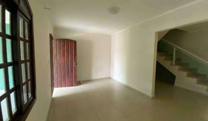 Casa para alugar em Jardim Alice de 220.00m² com 3 Quartos, 1 Suite e 2 Garagens