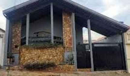 Casa para venda em Vila Camargo de 240.00m² com 3 Quartos, 1 Suite e 4 Garagens