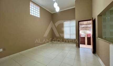 Casa para alugar em Jardim Oreana de 117.00m² com 2 Quartos, 1 Suite e 2 Garagens