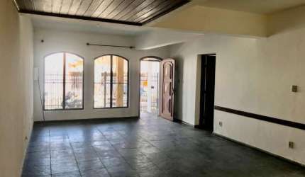 Casa para alugar em Jardim Faculdade de 210.00m² com 5 Quartos, 2 Suites e 4 Garagens