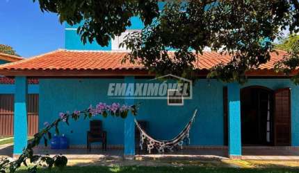 Casa para alugar em Sem Bairro de 100.00m² com 2 Quartos, 1 Suite e 4 Garagens