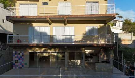 Casa de Condomínio para alugar em Caraguatá de 420.00m² com 3 Quartos, 3 Suites e 4 Garagens