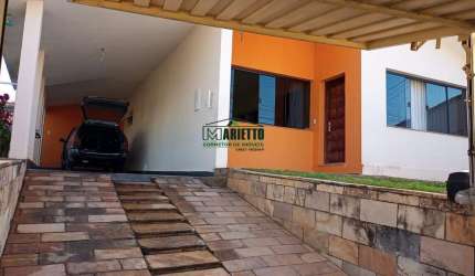 Casa para venda em Centro de 240.00m² com 6 Quartos, 3 Suites e 2 Garagens