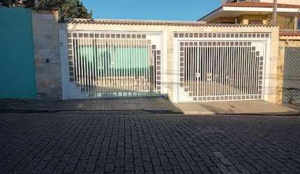 Casa para alugar em Vila Milton de 200.00m² com 4 Quartos, 3 Suites e 4 Garagens