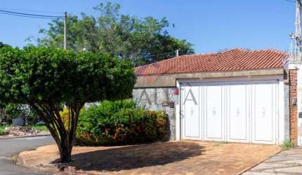 Casa para alugar em Jardim São Luiz de 215.00m² com 4 Quartos, 2 Suites e 2 Garagens