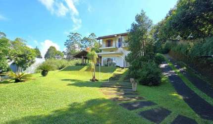 Casa de Condomínio para venda e aluguel em Granja Viana de 235.00m² com 4 Quartos, 1 Suite e 6 Garagens