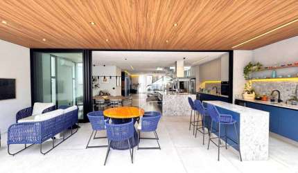 Casa de Condomínio para venda em Granja Viana de 360.00m² com 4 Quartos, 2 Suites e 4 Garagens