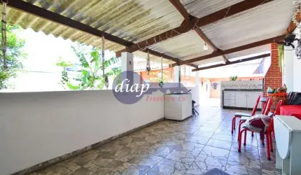 Excelente casa térrea no bairro Parque Peruche, toda reformada com 2 dormitórios, sendo 1 suíte com armários planejados, ampla cozinha, sala ampliada