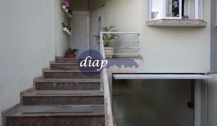 Excelente sobrado no bairro Água Fria com 3 andares, todo mobiliado com 3 dormitórios, sendo 3 suítes, a suíte master possui armários embutidos, banhe