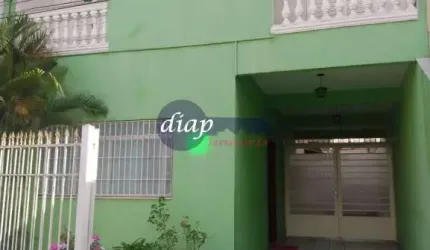 Excelente sobrado no bairro Santa Teresinha com 3 dormitórios, sendo 3 suítes, duas das suítes com sacada de frente, cozinha americana com armários em