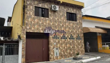 Lindo imóvel com 3 casa. A primeira casa é um sobrado com 3 dormitórios, sendo 1 suítes, lavanderia, cozinha, sala, garagem para 1 carro e espaço para