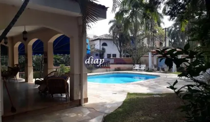 Linda Casa com 3 pavimentos, 5 suítes no andar de cima, lavabo, 2 banheiros de empregada, 3 banheiros no vestiário, 2 quartos de empregada,1 aposento