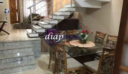 Lindo sobrado com 3 dormitórios, sendo 2 com móveis planejados e uma suíte com hidromassagem, mais um banheiro na parte de cima que atende os 2 quarto