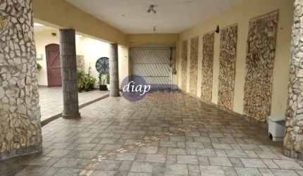Linda casa com 5 quartos, sendo 3 suíte, mais um banheiro e um lavabo em cima. Em baixo, salão de festas com banheiro, churrasqueira, pias e um apto c
