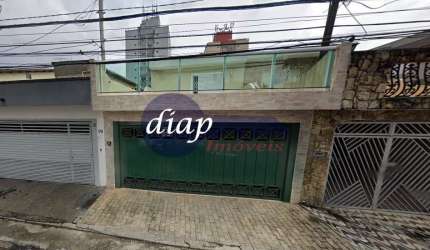 Lindo sobrado amplo! São 270 m2 divididos em três dormitórios, 1 suíte e 3 banheiros. Casa nos fundos com 1quarto, sala, cozinha, banheiro. Quintal co