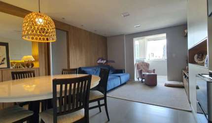 Apartamento com Varanda Gourmet, 3 dormitórios original, está atualmente com a (sala ampliada) e 2 dormitórios, sendo 1 suíte, 1 vaga fixa e livre. An