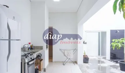 Ótimo sobrado no bairro do Brás com 5 dormitórios, sendo 1 suíte, copa e cozinha planejada, ampla sala com jardim de inverno, quintal com área de chur