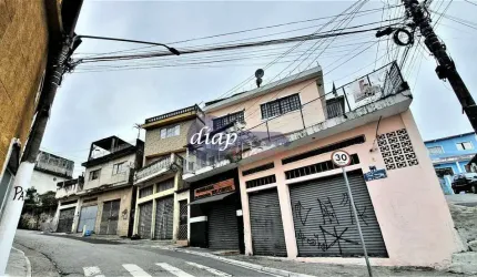 Sobrado com 3 pavimentos divididos em 2 casas e 1 estabelecimento comercial. São 2 casas com 2 quartos,  sala, 1 banheiro, 1 cozinha e 1 lavanderia ca