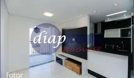 Apartamento com 2 dormitórios, mobiliado, sala ampliada com a sacada, lavanderia, banheiro e 1 vaga de garagem. O condomínio oferece lazer completo.
