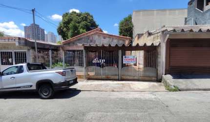 Casa Térrea em terreno com 9 metros de frente por 34 metros de fundos, totalizando uma área de 306 m², divididos em 3 dormitórios, hall de entrada, sa