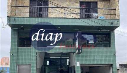 Excelente casa comercial no bairro Chácara Santo Antônio com 3 dormitórios, sendo 3 suítes, possui dois pisos comerciais com copa e cozinha planejada,