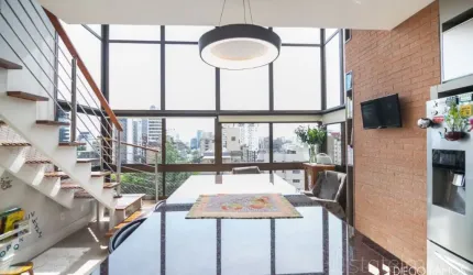 Cobertura duplex semi mobiliada em andar alto na Bela Vista