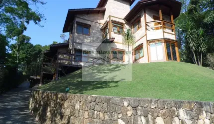 Casa à Venda no Alpes da Cantareira: 3 quartos, 2 suítes, 4 salas, 6 banheiros, 3 vagas. Estilo Rústico Serrano. Venha conferir!