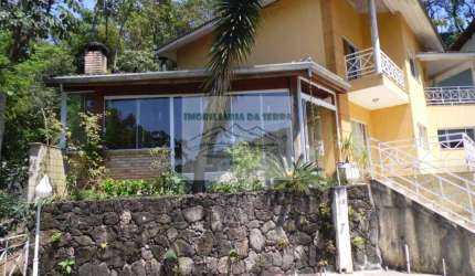 Casa à Venda no Alpes da Cantareira: 3 quartos, 2 suítes, 3 salas, 5 banheiros, 3 vagas, 352m²! Venha conferir!