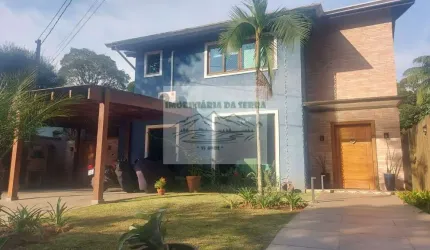 Casa em condomínio fechado na Serra da Cantareira: 3 suítes, 4 salas, 6 banheiros, lazer completo, 2 vagas de garagem, 220m².