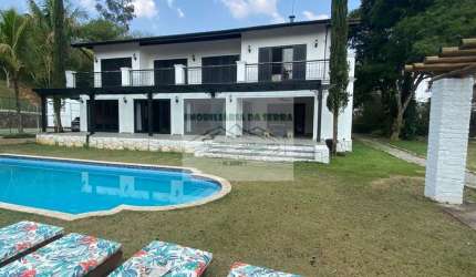 Luxuosa casa em condomínio na Serra da Cantareira, Mairiporã-SP: 4 quartos, 4 suítes, 4 salas, 7 banheiros, 3 vagas, 560m². Venha conhecer!