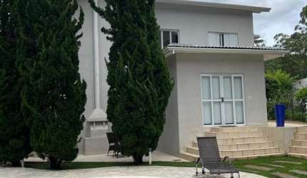 Imponente residência em condomínio na Serra da Cantareira-SP: 3 quartos, 2 suítes, 4 salas, 7 banheiros, 450m². Venha conferir!