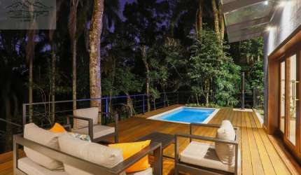 Casa à venda em Serra da Cantareira-SP: 3 quartos, 1 suíte, 3 salas, 4 banheiros, 2 vagas, 250m² no Parque Petrópolis Paulista.