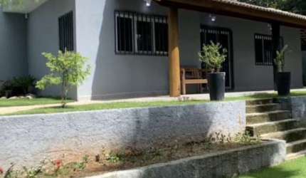Casa com 03 quartos em Atibaia