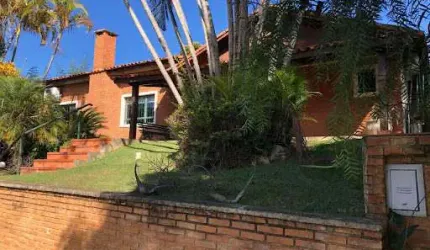 Casa em Atibaia com 04 quartos