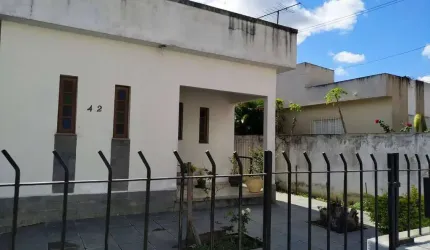 Centro: casa ampla com 03 quartos, 02 banheiros