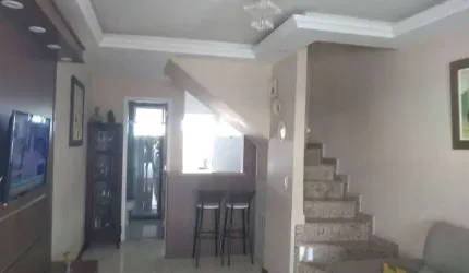 Jóquei: casa com 02 quartos, sendo uma com cama, armário