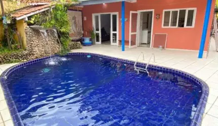 Sobrado com piscina nas Toninhas