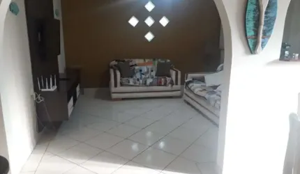 Casa bem arejada com 3 dormitórios no Centro de Ubatuba!