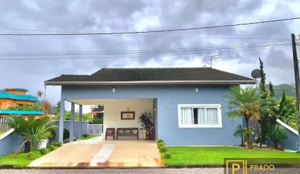 Linda casa em condomínio fechado, 230m² de área, no Horto Florestal