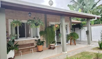 Ótima casa com 192m², total de 4 dormitórios, sendo 2 suítes, churrasqueira e muito bem localizada no Itaguá
