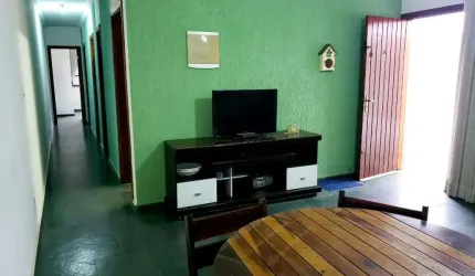 Apartamento térreo com 3 dormitórios e 2 vagas a 200 metros da Praia da Enseada.
