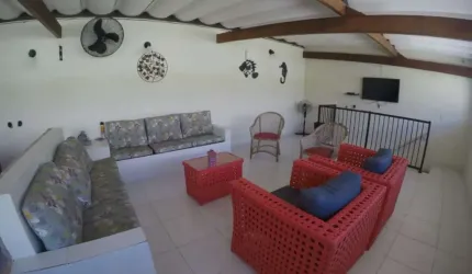 Apartamento com 3 dormitórios e excelente terraço privativo. Apenas 200 metros da praia da Enseada.