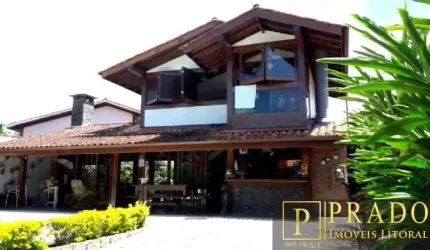 Casa alto padrão com 4 dormitórios e piscina, ótima localização!