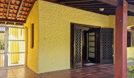 Casa na Enseada, 03 dormitórios, a poucos passos do mar