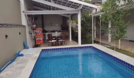 lindíssimo sobrado em condomínio, com Piscina.