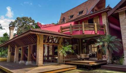 Mansão com arquitetura de Bali á venda no Prumirim