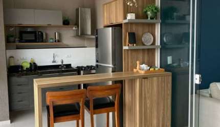 Apartamento amplo mobiliado, com 02 dormitórios e linda varanda gourmet